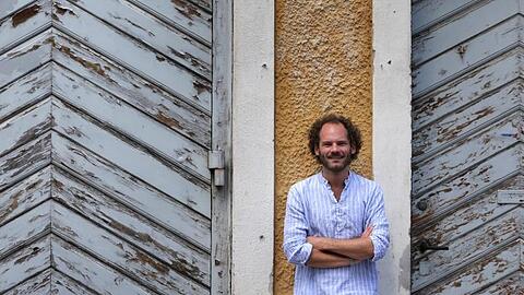 Kabarettist Maxi Schafroth steht an einer Tür. Foto: Karl-Josef Hildenbrand/Archiv