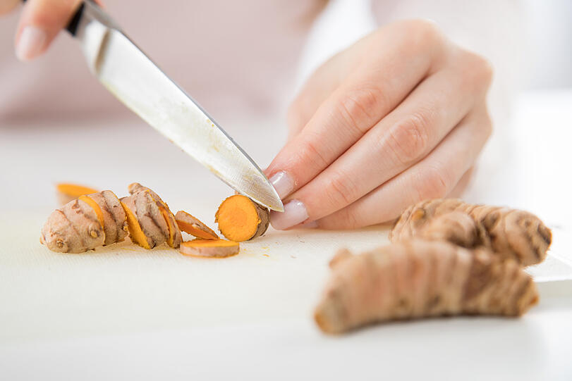 Frischer Kurkuma hilft vor dem Alkoholgenuss. Der gelblichen Wurzel werden eine antioxidative und entgiftende Wirkung zugeschrieben.