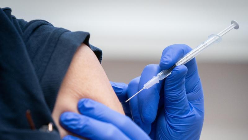 Eine Pflegekraft wird gegen das Coronavirus geimpft.