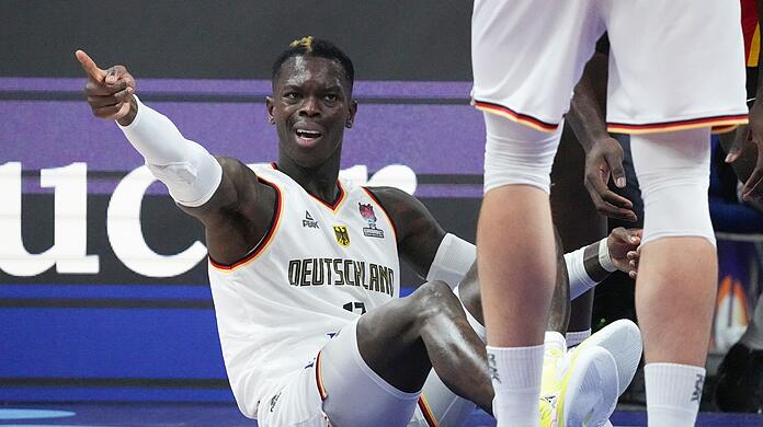 Dennis Schröder beschwert sich nach einem Foul durch einen Spanier.