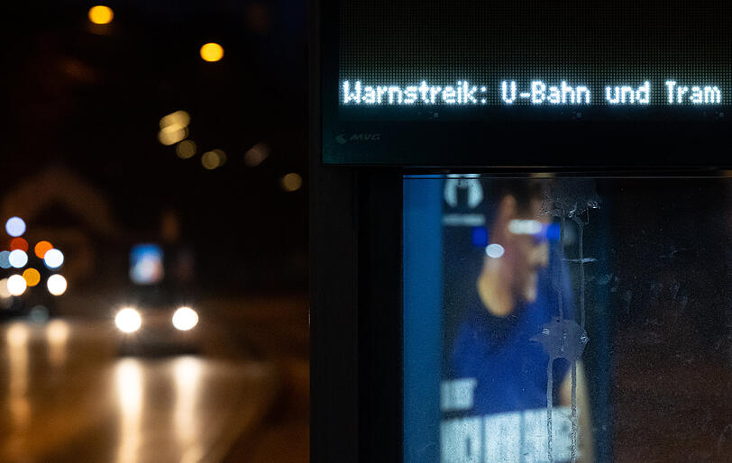 An den Haltestellen wird auf den zweitägigen Warnstreik hingewiesen.
