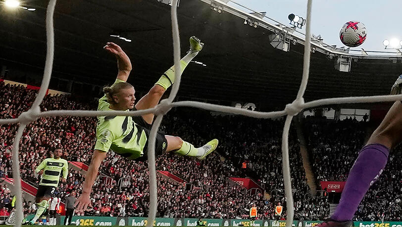 ManCity-Torjäger Erling Haaland trifft artistisch zum 3:0 gegen den FC Southampton. ManCity-Torjäger Erling Haaland trifft artistisch zum 3:0 gegen den FC Southampton.