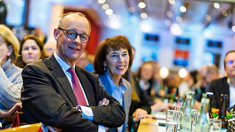 Zusammen mit seiner Ehefrau Charlotte lebt Friedrich Merz in Arnsberg im Sauerland. Er gilt als Familienmensch.