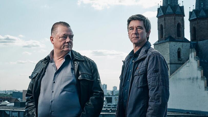 "Polizeiruf 110: Der Wanderer zieht von dannen": Die Kommissare Henry Koitzsch (Peter Kurth, l.) und Michael Lehmann (Peter Schneider, r.) ermitteln.