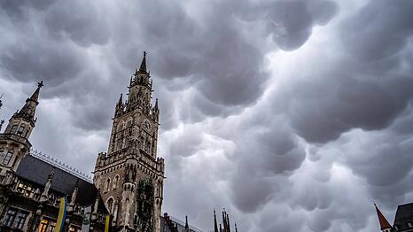 So d&uuml;ster kann das Neue Rathaus bei schlechtem Wetter aussehen: Nach den fr&uuml;hlingshaften Tagen diese Woche, wird es am Samstag und Sonntag leider k&uuml;hl und wolkig.