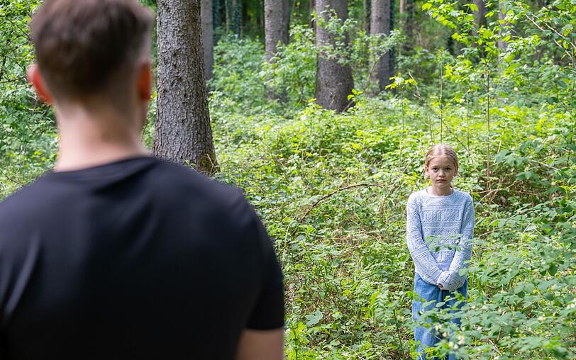 Im Wald trifft ein kleines Mädchen plötzlich auf einen unbekannten Mann. Im Wald trifft ein kleines Mädchen plötzlich auf einen unbekannten Mann.