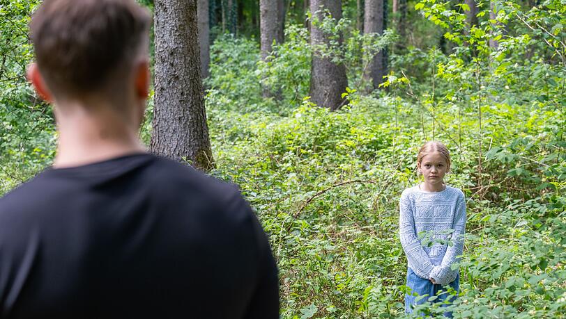 Im Wald trifft ein kleines Mädchen plötzlich auf einen unbekannten Mann. Im Wald trifft ein kleines Mädchen plötzlich auf einen unbekannten Mann.