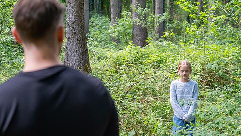 Im Wald trifft ein kleines M&auml;dchen pl&ouml;tzlich auf einen unbekannten Mann.