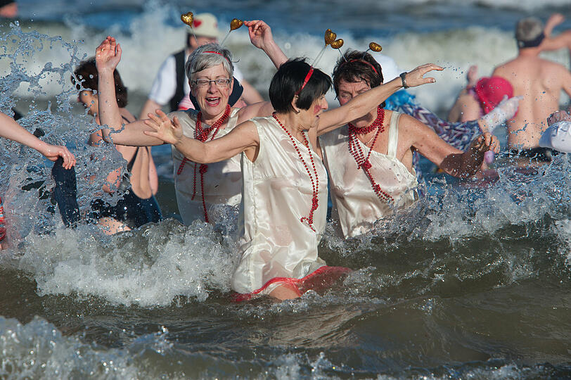 Mitglieder von Eisbadervereinen aus Deutschland und Polen baden am Samstag in Ahlbeck in den eisigen Fluten der Ostsee.
