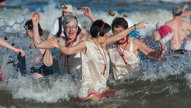 Mitglieder von Eisbadervereinen aus Deutschland und Polen baden am Samstag in Ahlbeck in den eisigen Fluten der Ostsee. Mitglieder von Eisbadervereinen aus Deutschland und Polen baden am Samstag in Ahlbeck in den eisigen Fluten der Ostsee.