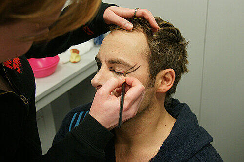 Mit Lidstrich entsteht der Eindruck extrem langer Wimpern.