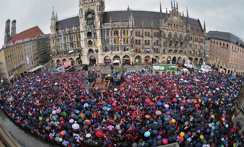 Das lange Warten auf die Pokalhelden. Es regnet und regnet und dennoch warten schon tausende Bayern-Fans auf das Eintreffen der Bayern-Stars. Die Bilder vom Marienplatz