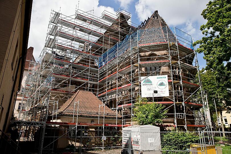 Ein Feuer hat in der Altstadt in Nürnberg gewütet und den Dachstuhl der Kirche St. Martha völlig zerstört. Die Bilder vom Feuer, von den Löscharbeiten und wie das Gebäude jetzt aussieht.