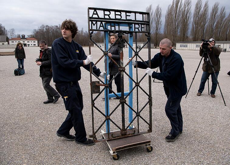 Die Bilder von der Rückkehr des KZ-Tors in Dachau.
