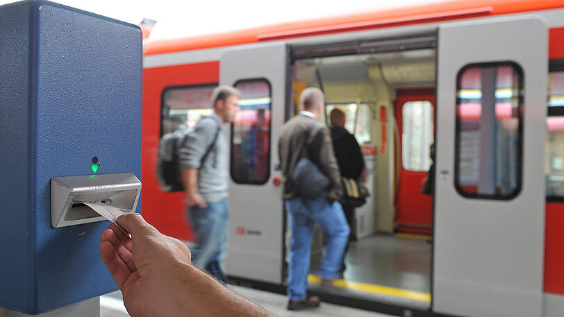 Erst stempeln, dann fahren. Die Anzahl der Fahrschein-Kontrollen wurde in den letzten Monaten erhöht.