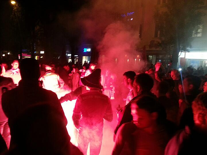 So ausgelassen feiern die Fans auf der Leopoldstraße den Bayern-Sieg. Die Bilder