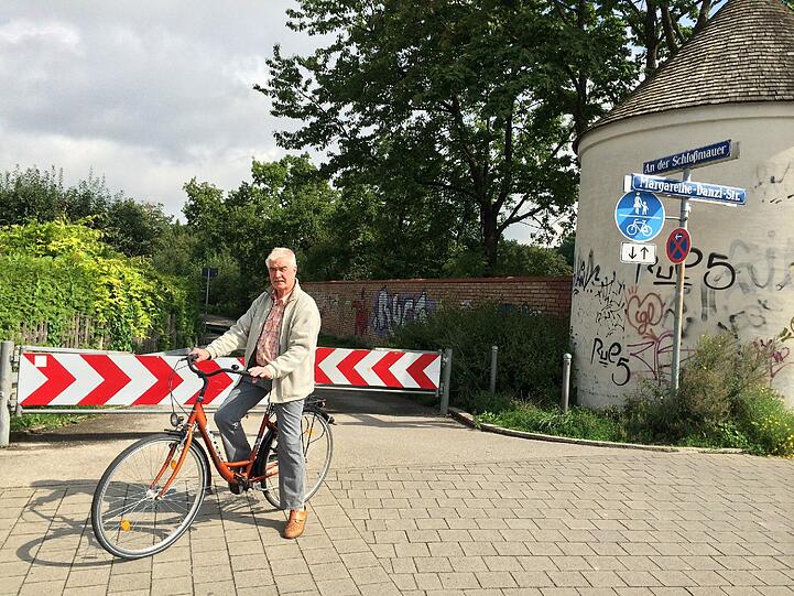 ... verläuft entlang der Schlossmauer. Dort teilen sich Radler und Fußgänger auch weiterhin den Weg. Hinzugekommen...