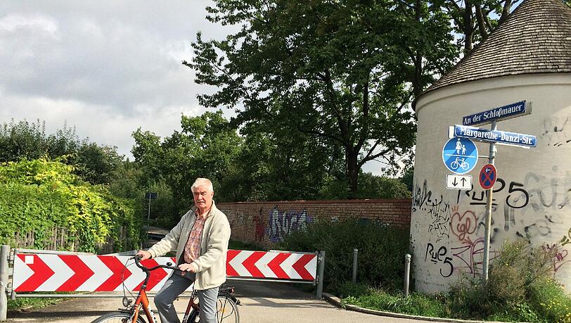 ... verläuft entlang der Schlossmauer. Dort teilen sich Radler und Fußgänger auch weiterhin den Weg. Hinzugekommen... ... verläuft entlang der Schlossmauer. Dort teilen sich Radler und Fußgänger auch weiterhin den Weg. Hinzugekommen...