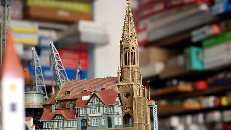 Idylle: Kirche und Fachwerk.