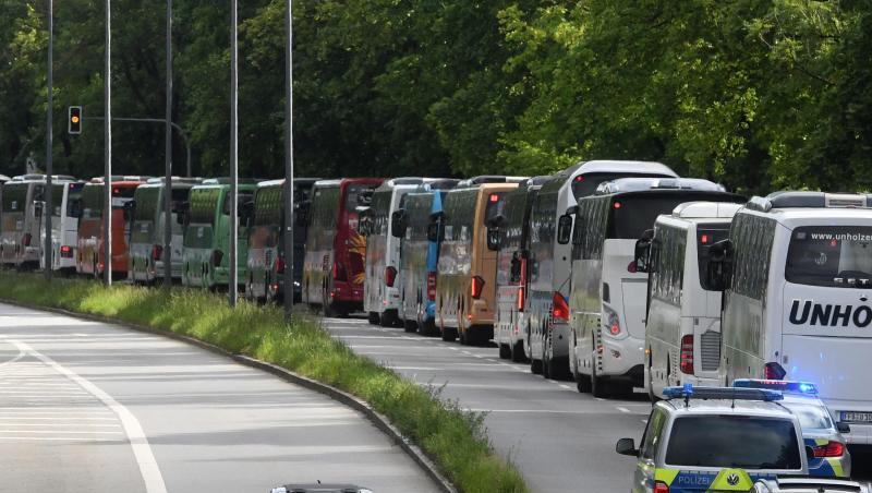 Reisebusse fahren bei einer Demonstration in einem Korso. Reisebusse fahren bei einer Demonstration in einem Korso.