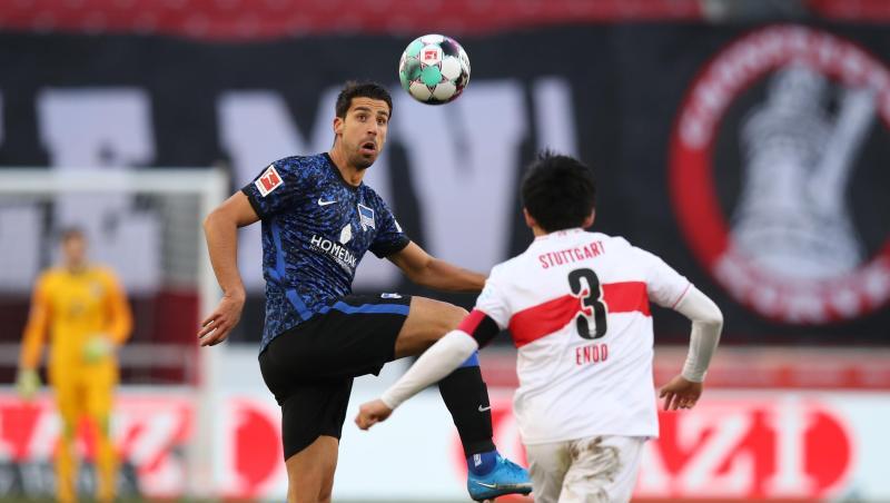 Hertha-Neuzugang Sami Khedira (l) konnte mit Berlin einen Punkt seinem Ex-Club VfB Stuttgart mitnehmen.