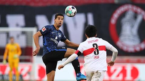 Hertha-Neuzugang Sami Khedira (l) konnte mit Berlin einen Punkt seinem Ex-Club VfB Stuttgart mitnehmen.