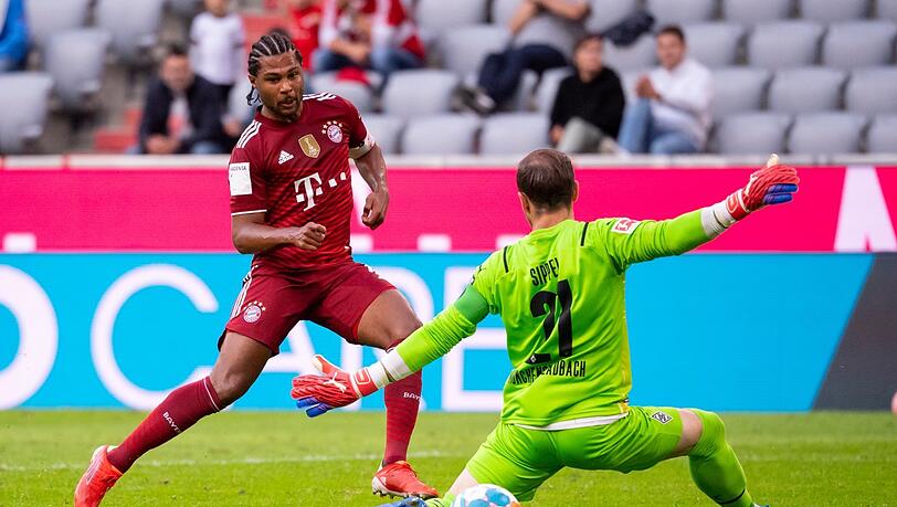 Sein Abseitstor gegen Gladbach zählte nicht: Serge Gnabry (l.).