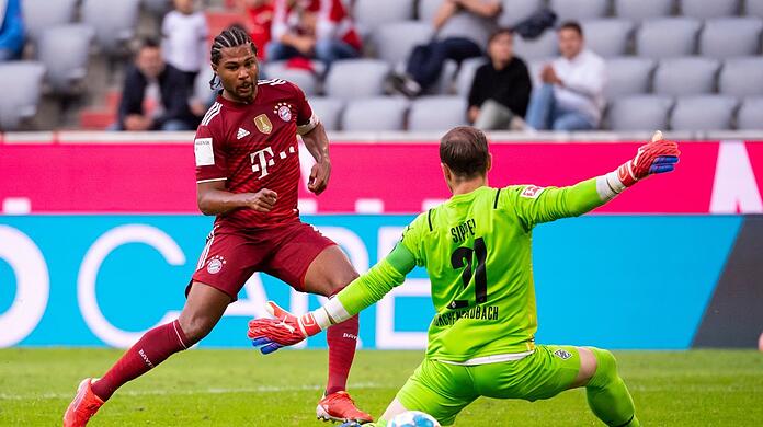 Sein Abseitstor gegen Gladbach zählte nicht: Serge Gnabry (l.).