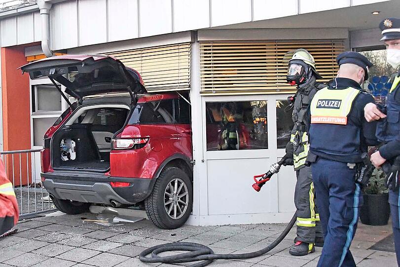 Ein Auto ist in Ottobrunn in ein Altenheim gedonnert.