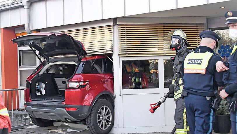 Ein Auto ist in Ottobrunn in ein Altenheim gedonnert.