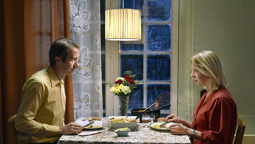 In "Fallen Leaves" erzählt Aki Kaurismäki eine proletarische Liebesgeschichte. In "Fallen Leaves" erzählt Aki Kaurismäki eine proletarische Liebesgeschichte.