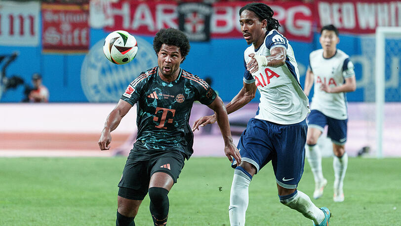 Serge Gnabry (l.) behauptet den Ball gegen Tottenhams Djed Spence. Der Offensiv-Star konnte seine Aktien im Bayern-Team verbessern.