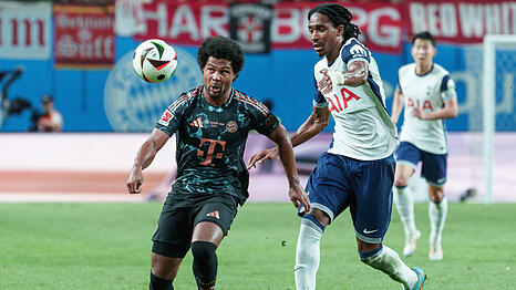Serge Gnabry (l.) behauptet den Ball gegen Tottenhams Djed Spence. Der Offensiv-Star konnte seine Aktien im Bayern-Team verbessern.