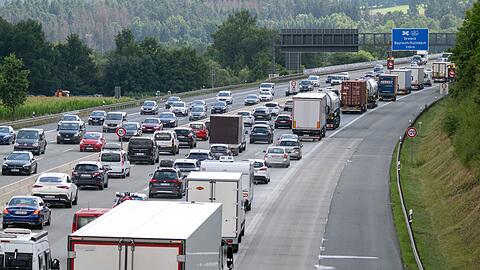 Auch am kommenden Wochenende wird es auf den bayerischen Straßen wieder eng. (Archivbild)