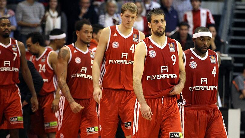 Tristesse in Rot: Die Bayern-Spieler (von rechts) um Tyrese Rice, Yotam Halperin, Jan Jagla, Chevon Troutman und Brandon Thomas. Tristesse in Rot: Die Bayern-Spieler (von rechts) um Tyrese Rice, Yotam Halperin, Jan Jagla, Chevon Troutman und Brandon Thomas.