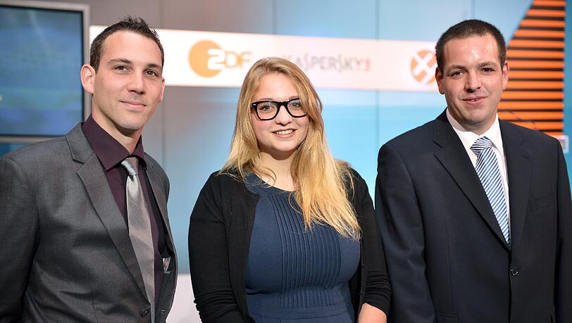 Die Preisträger des "XY...-Preises" 2013 sind Christian Thöne, Paulina Hoppe und Tim Conrady (von links). Zur Preisverleihung in Berlin stehen die drei im ZDF-Studio. Die Preisträger des "XY...-Preises" 2013 sind Christian Thöne, Paulina Hoppe und Tim Conrady (von links). Zur Preisverleihung in Berlin stehen die drei im ZDF-Studio.