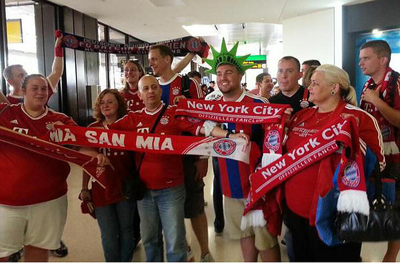Der FC Bayern München ist in New Jersey gelandet. Die Fans feiern den Rekordmeister bei der Ankunft in den USA.
