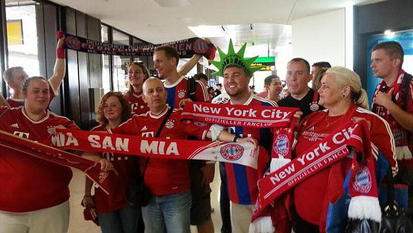 Der FC Bayern München ist in New Jersey gelandet. Die Fans feiern den Rekordmeister bei der Ankunft in den USA. Der FC Bayern München ist in New Jersey gelandet. Die Fans feiern den Rekordmeister bei der Ankunft in den USA.