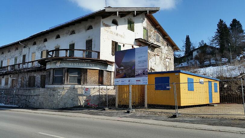 Die Sanierung des Gasthofs Maximilian beginnt. Los geht es am 9. März mit dem Straßenbau in Gmund.