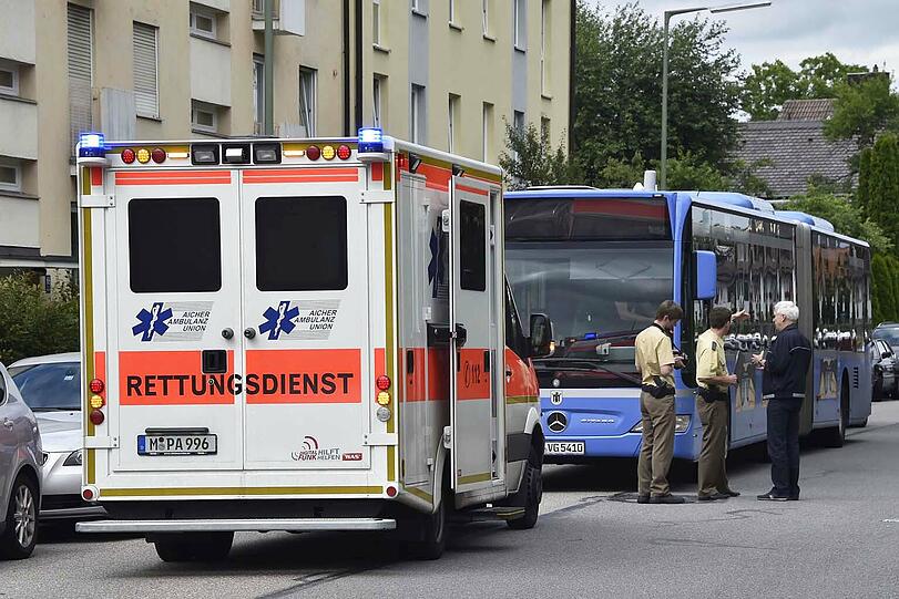 Ein Rettungswagen an der Unfallstelle in Laim.