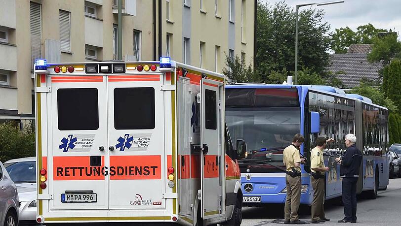 Ein Rettungswagen an der Unfallstelle in Laim. Ein Rettungswagen an der Unfallstelle in Laim.