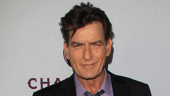 Angeblich plant Charlie Sheen nach seinem Enthüllungs-Interview, die USA zu verlassen. Angeblich plant Charlie Sheen nach seinem Enthüllungs-Interview, die USA zu verlassen.