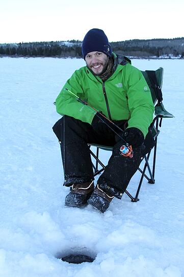 Guide Scott hat Löcher ins Eis gebohrt: Nicht allen gefällt das Eisfischen jedoch so gut wie ihm.