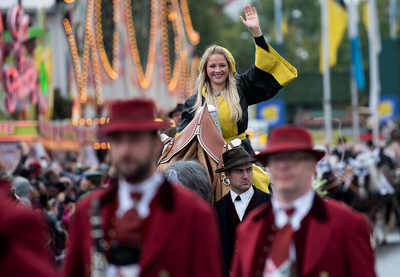 Bei Regen und kühlen Temperaturen waren die Festwirte zuvor in einem bunten Umzug auf Pferdewagen zum Festgelände gezogen