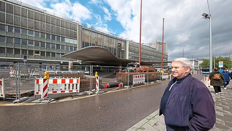 Laschinger geht wehmütig an der Schalterhalle vorbei, solange sie noch steht: "Meine Arbeit machte Spaß, ich war immer mein eigener Chef." Laschinger geht wehmütig an der Schalterhalle vorbei, solange sie noch steht: "Meine Arbeit machte Spaß, ich war immer mein eigener Chef."