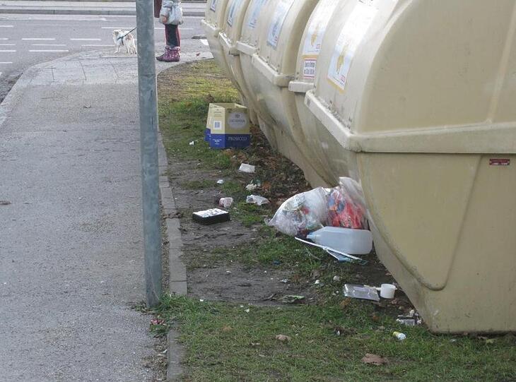 Kein schöner Anblick: Die überfüllten Müllcontainer in Neuaubing.