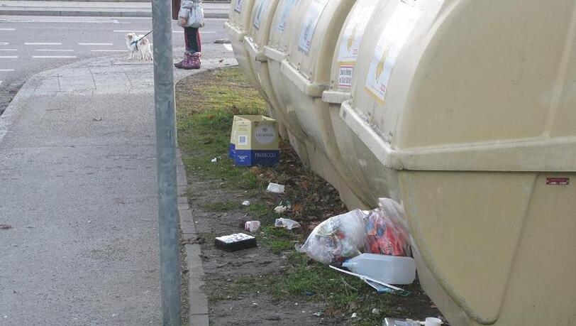 Kein schöner Anblick: Die überfüllten Müllcontainer in Neuaubing. Kein schöner Anblick: Die überfüllten Müllcontainer in Neuaubing.