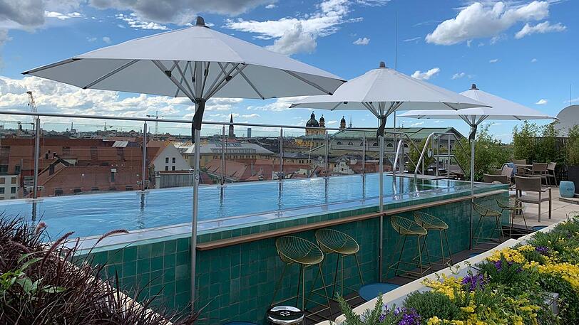 Zum Relaxen: Der neue Pool auf der Dachterrasse des Luxushotels. Weitere Fotos finden Sie hier...