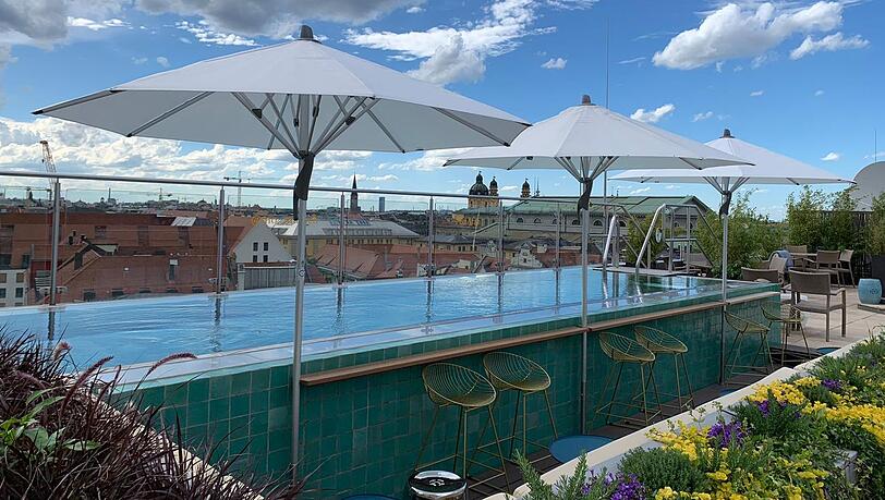Zum Relaxen: Der neue Pool auf der Dachterrasse des Luxushotels. Weitere Fotos finden Sie hier... Zum Relaxen: Der neue Pool auf der Dachterrasse des Luxushotels. Weitere Fotos finden Sie hier...