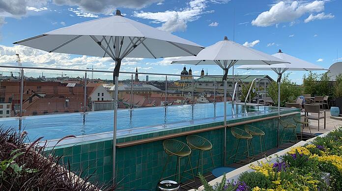 Zum Relaxen: Der neue Pool auf der Dachterrasse des Luxushotels. Weitere Fotos finden Sie hier...